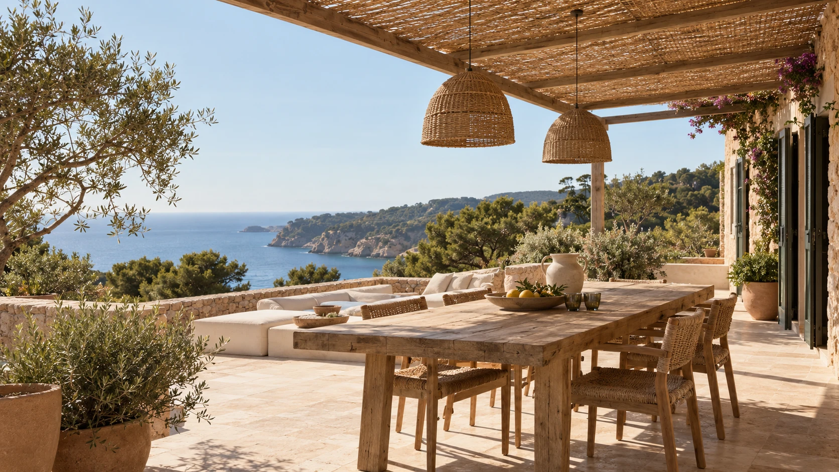Terraza mediterránea con pérgola de cañizo, mesa de madera y vistas al mar en la Costa Brava